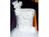 приказна булчинска рокля с цветя и едно рамо приказна булчинска рокля с цветя и едно рамо