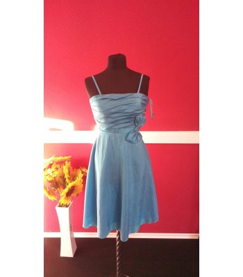 изгодна бална рокля в синьо с панделка изгодна бална рокля в синьо с панделка