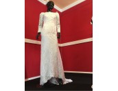 снежно бяла дантелена булчинска рокля с паднали рамене и 7/8 ръкав