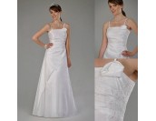 семпла сватбена рокля с нежна декорация семпла сватбена рокля с нежна декорация